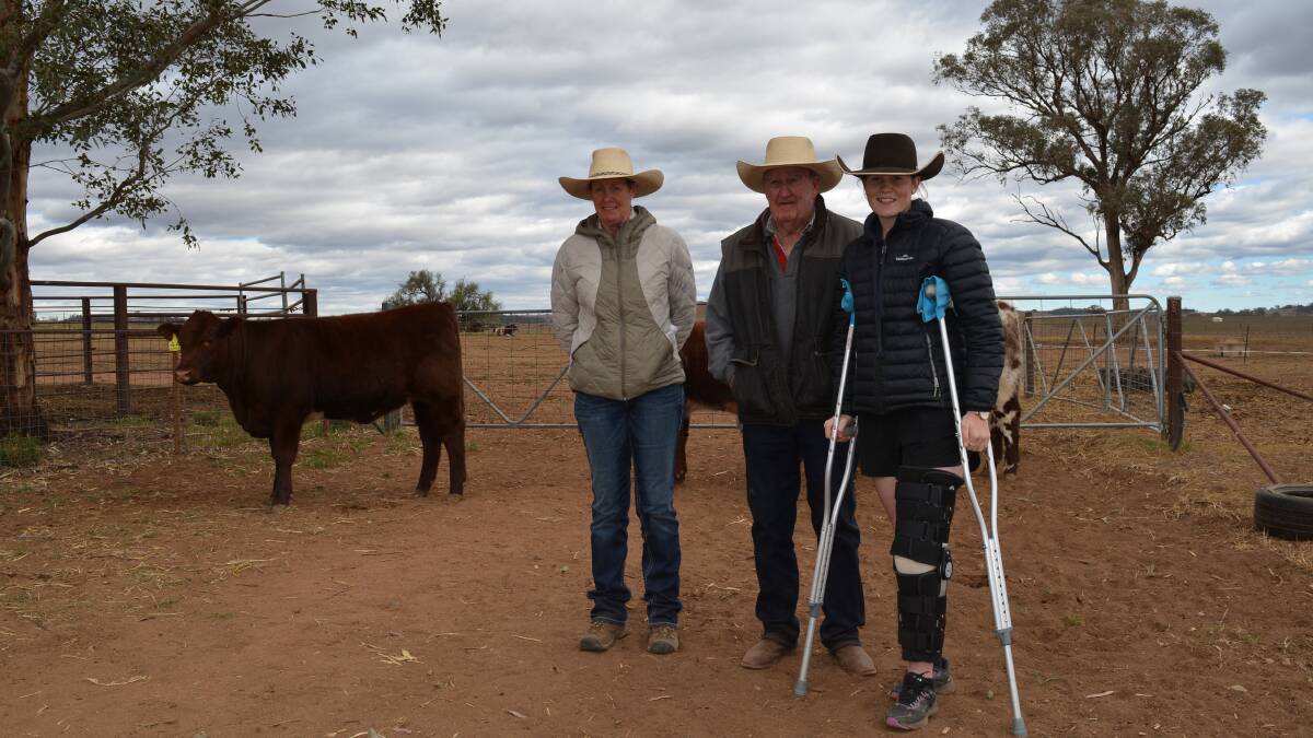 Bec Vuillermin, Brian Vuillermin and Trinity McInnes, all of Vuiller Shorthorns, Yanakie, Victoria, with their $9500 heifer purchase, Royalla Belinda P343.