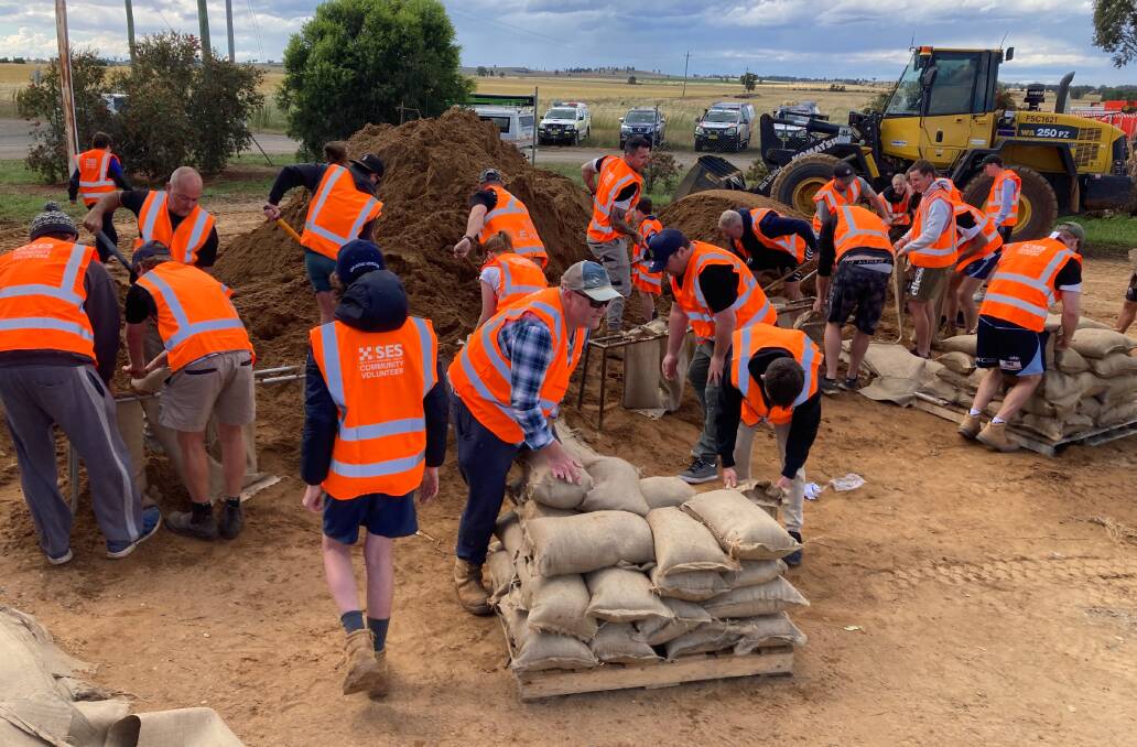 Volunteer SES workers get sand bags filled in preparation for the flood at Forbes. Photo: SES