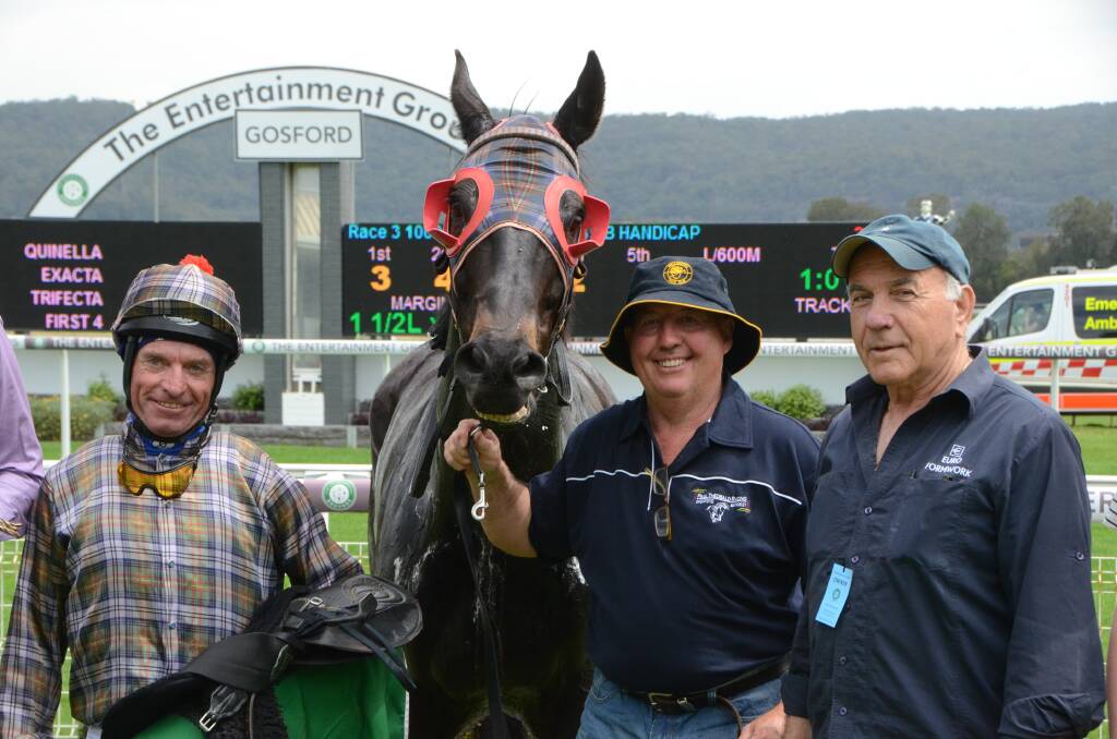 Eight-year-old gelding Rise Up Me flanked by jockey “AB” Alan Barton with Bathurst trainer Paul Theobold, and Sydney part-owner George Zorbas after win at Gosford.   Photos by Virginia Harvey. 