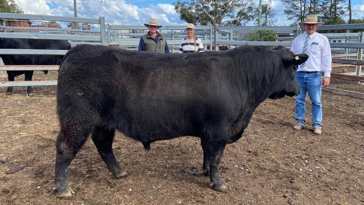 Purchasers Wendy and Phil Morton, Morton Estate Angus, with auctioneer Ian McGoldrick, Kempsey Stock & Land, and Battles Outlet Stunner R38, sold by Dungay Park Angus, which topped the 2022 sale at $18,000. Picture supplied