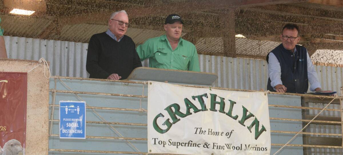 Grathlyn principal Max Rayner welcomes buyers, bidders and visitors with auctioneer John Settree, Nutrien, Stud Stock, Dubbo, and Brett Cooper, AWN, Mudgee.