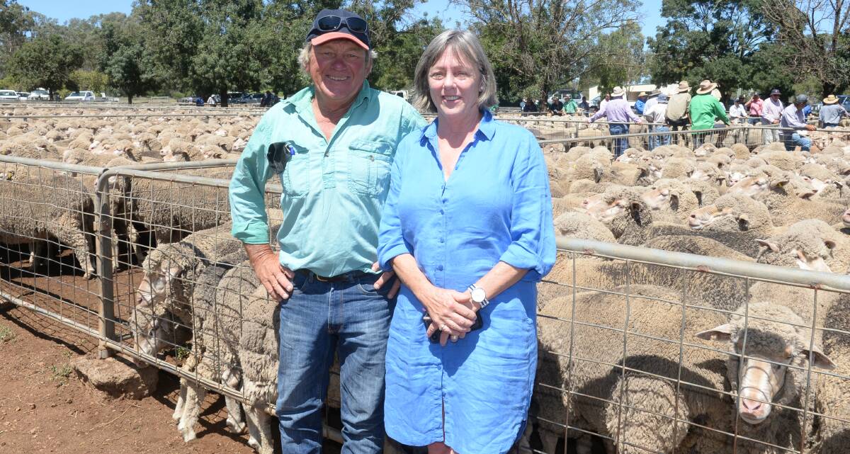 Rodney and Fiona Single, Brooklyn, Tallawang, dispersed their 2259 Merino ewes to average $330 and top at $378 at the 73rd annual Dunedoo breeder sale last Friday.