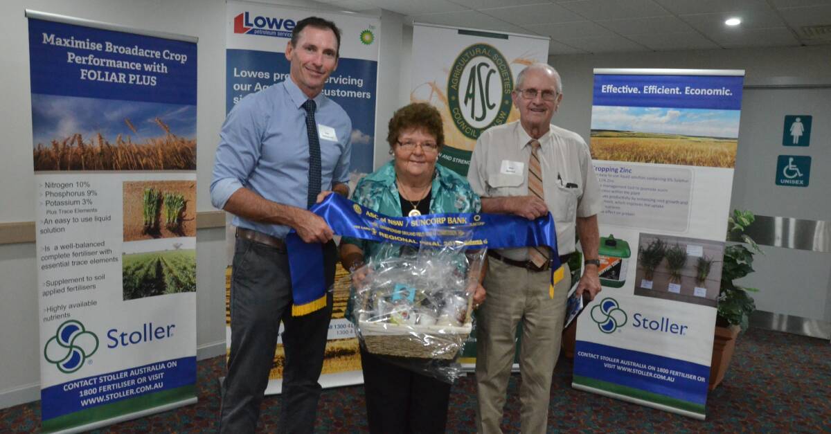 Peter Hollingworth, Suncorp Bank, presents Kay and Kevin Barwick, Warrabah, Willow Tree, their winning Central Region prizes.