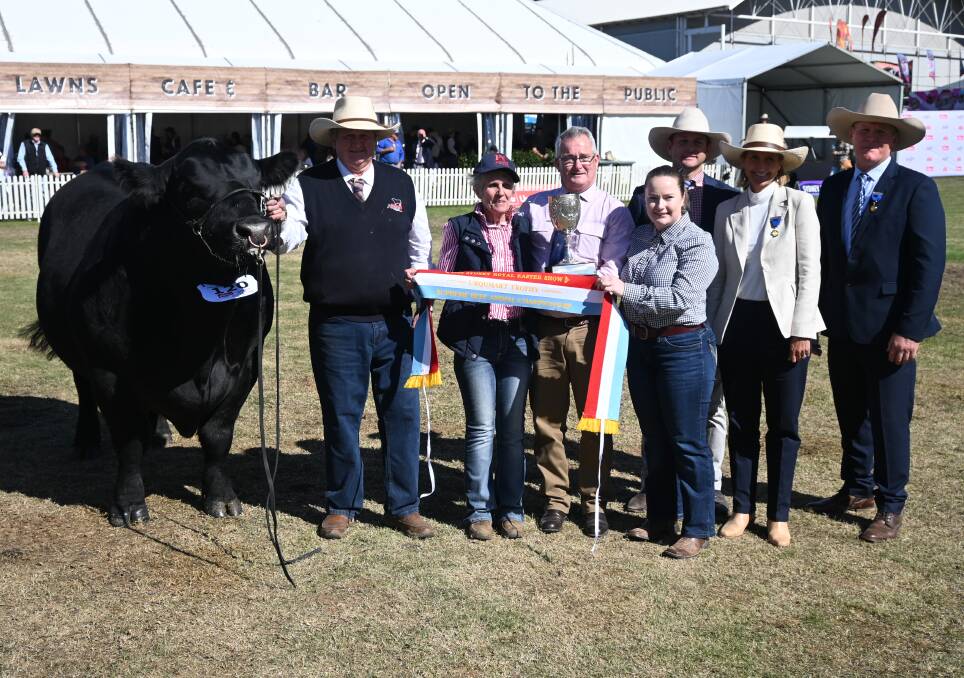 Urquhart perpetual trophy winner PC Great Northern R061 with Greg and Sharon Fuller, Pine Creek Angus, Woodstock, Bruce and Eliza Urquhart and judges Ben Noller, Inverell, Wendy Mayne, Wairalda, and Ivan Price, Surat, Qld. Picture by Denis Howard
