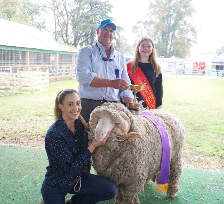 Robyn and Geoff Rayner, Pomanara, presented with the Grand Champion Merino ram by 2019 Showgirl runner-up Laura Van Uum.