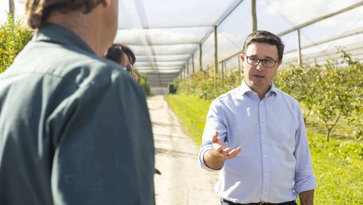 Leader of The Nationals David Littleproud speaks with growers about the gap in supermarket pricing. Picture supplied