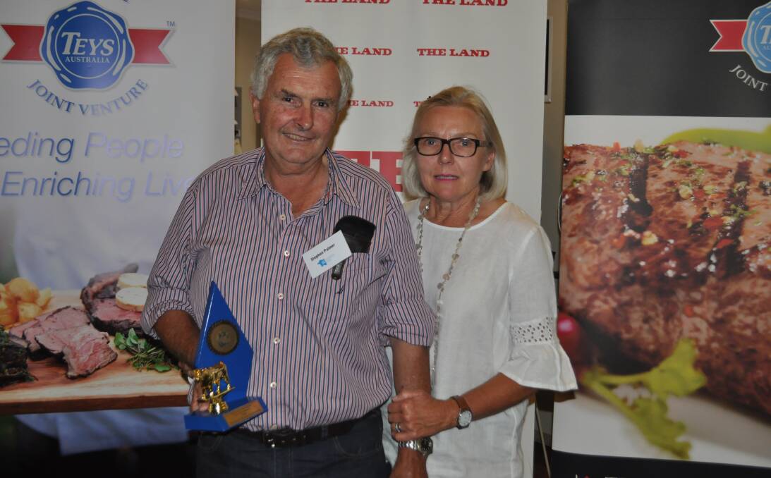 Stephen and Sarah Palmer, “Kyeamba Downs”, Wagga Wagga, receiving their Reserve Champion pen of five steers award at the feedlot trial awards dinner in Wagga Wagga. 