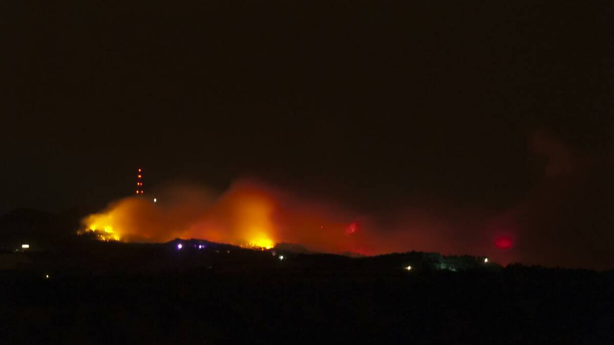 The fire on Saturday night at Mt Canobolas. Photo by VIATOR INCOGNITUS.