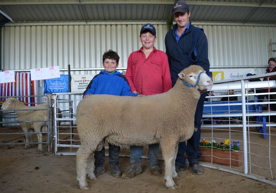 Charlie Sturgiss and Tom Cairns, Koorawatha, with Dane Rowley, Springwaters, holding the $4000 stud ram. 