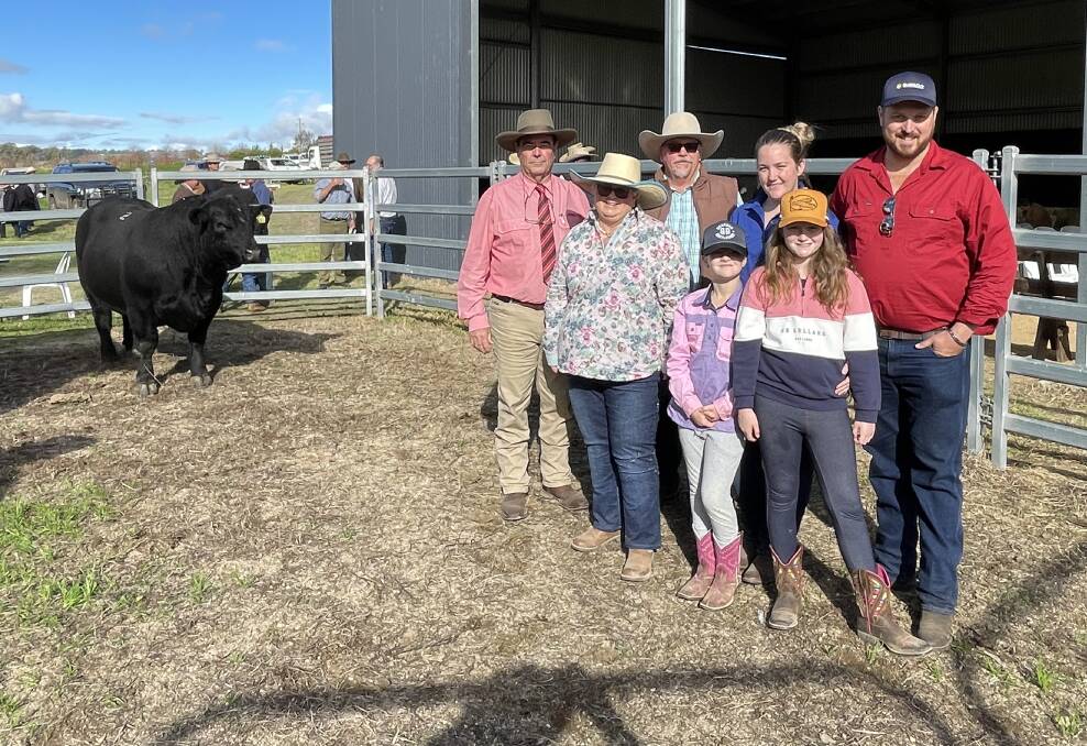 Alumy Creek Monumental R095 with the Murnane family, Baringa Park Angus stud, Elder auctioneer Brian Kennedy and breeders Colin Keevers and Lisa Martin.