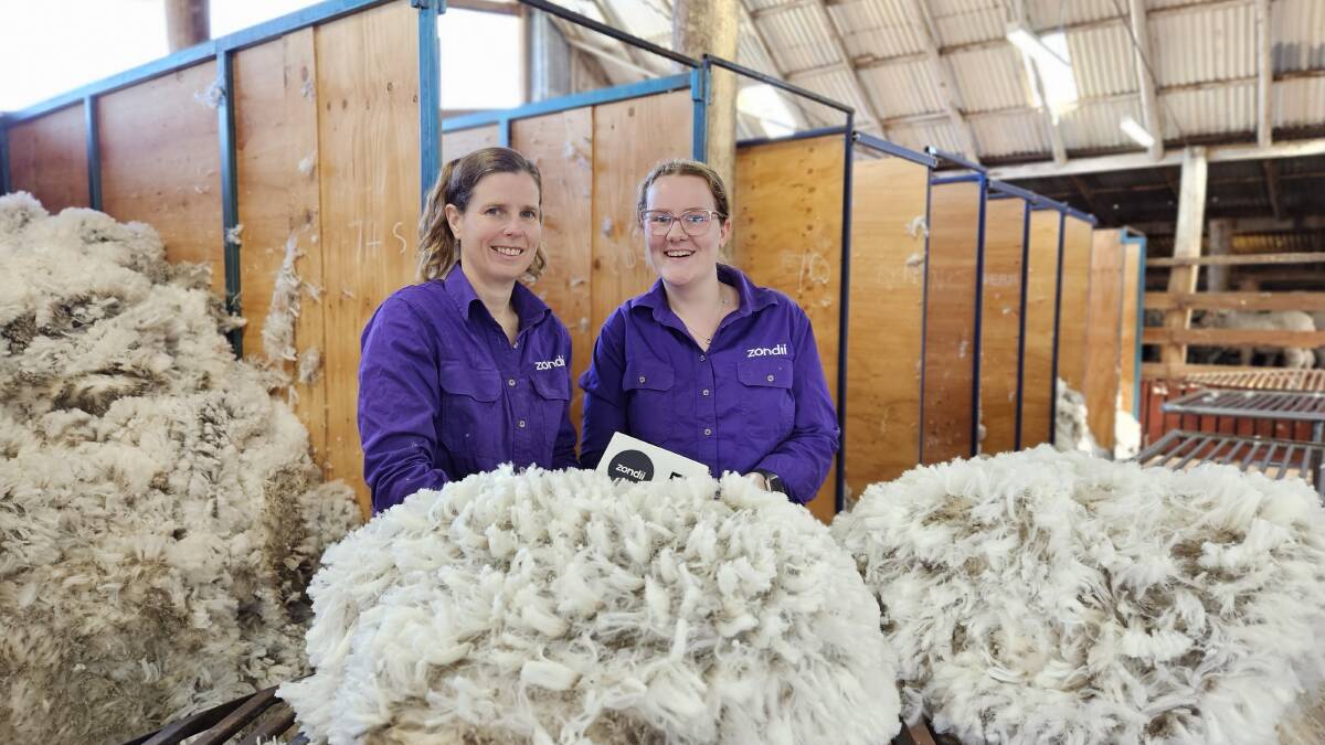 Danielle Morton and Emily Wilmhurst from Zondii with new technology that scans fleece for micron.