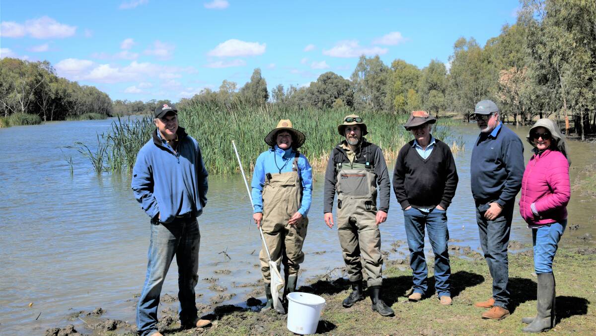 Cecil Ellis training Booberoi Creek landholders Dennis, Cameron and Sue Stewart, assisted by LLS' Andrea and Grant Cashmere. Photo by Mal Carnegie, Lake Cowal Foundation.