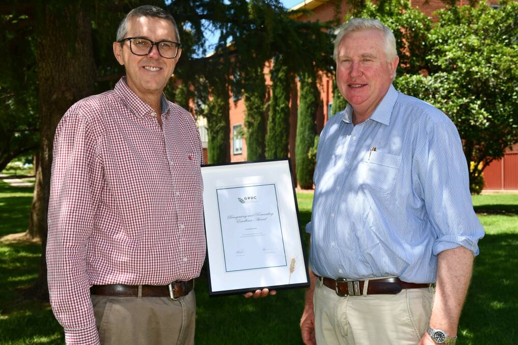 GRDC Northern Panel chair John Minogue (right) presenting CSIRO chief research scientist Greg Rebeztke with the 2021 Grains Research and Development Corporation (GRDC) Recognising and Rewarding Excellence Award. Photo: GRDC