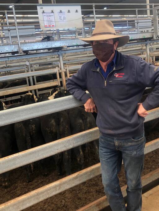 Kevin Corcoran, Corcoran Parker, Wodonga, with 14 black baldy and Angus-cross steers, average weight 321kg, which sold for $1570, 489c/kg. Photo: NVLX 