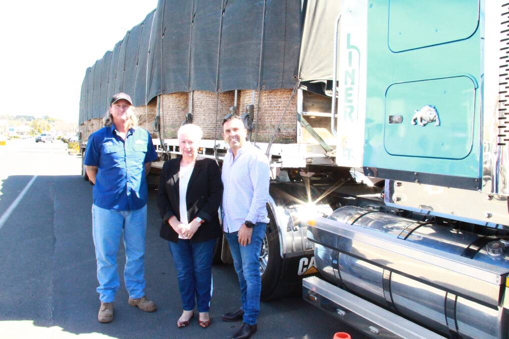 Semi-trailer driver Wayne with Oberon mayor Kathy Sajowitz and Sutherland mayor Carmelo Pesce.