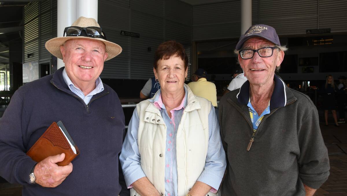 Bowness Stud principal, John North with Kembla Grange trainers Louise and David Dean after they bought a Bon Hoffa filly for $12,000. Photo Virginia Harvey. 