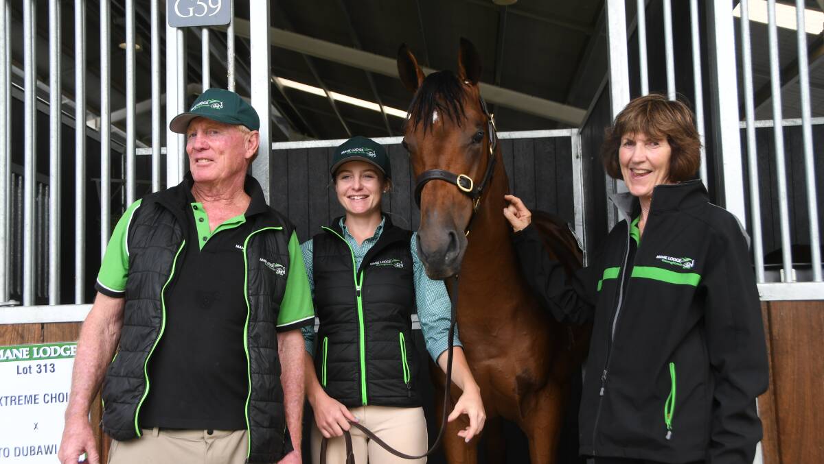  Mane Lodge, Sutton, owner/breeders Neil and Denise Osborne flank their Classic Yearling Sale record top price Extreme Choice colt ($825,000). Photo Virginia Harvey. 