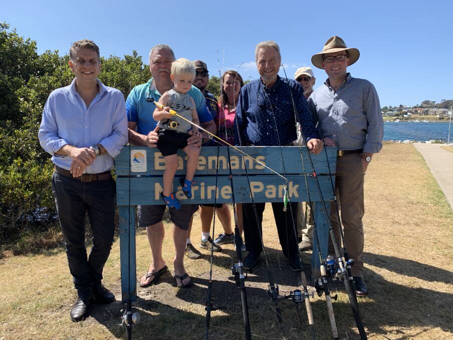 Local MP Andrew Constance and Ag Minister Adam Marshall with recreational fishers on the South Coast.