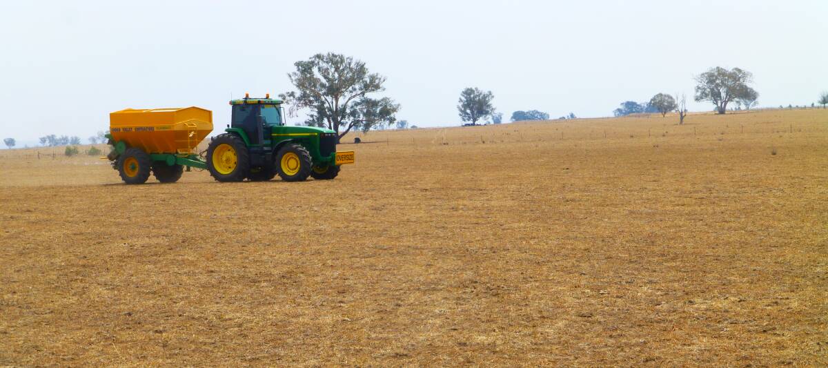 Applying nitrogen fertiliser to Premier digit ahead of drought breaking rains January 2020.
