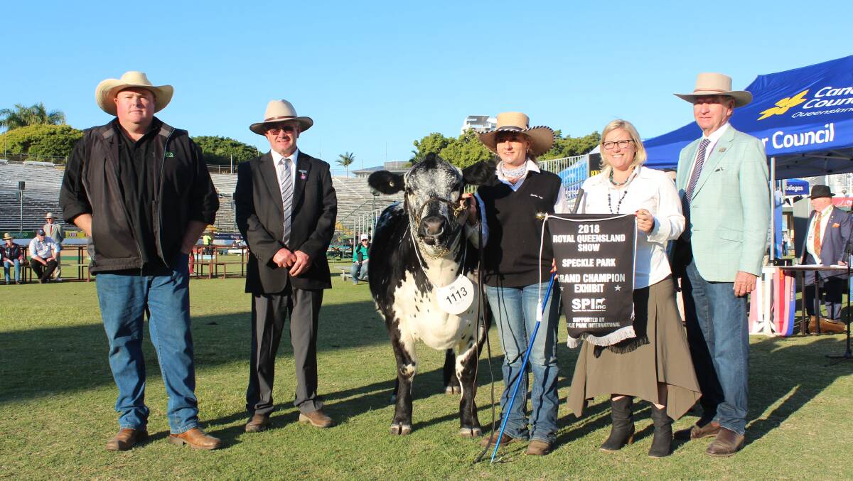 Breeder Dale Humphries, Wattle Grove Speckle Park, with judge Gerald Spry, award presenters Chantelle Alexander, Speckle Park on the Rocks, and Ian Gallaway, Roma, with Wattle Grove Elvira N41, the Supreme Speckle Park Exhibit, shown by Karen Griffiths. 