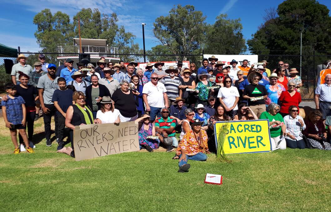 About 70 people gathered in Wentworth to call on NSW government to abandon its plan for a $467 million pipeline to supply Broken Hill with drinking water.