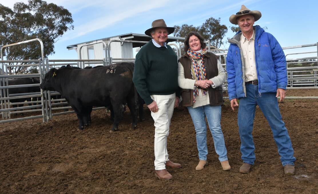 One of the bulk buyers of the day, Geoff and Til Symonds of Willow Tree with stud principal Hugh Kraefft
