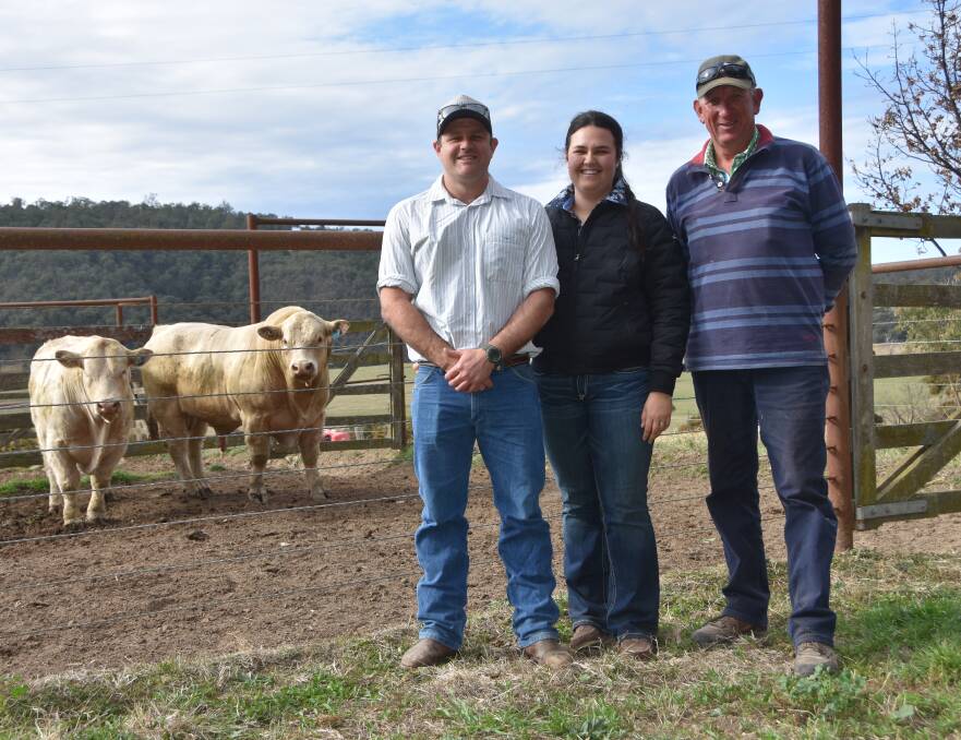 Top price bull Wakefield Patriot with new owners John Campbell, and Sophie Bulmer from Eltham and vendor Greg Frizell. 