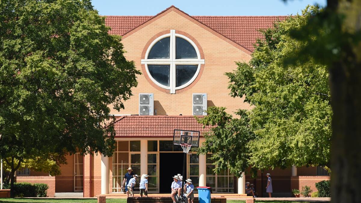 Albury school ignores PM on COVID-19, send students home