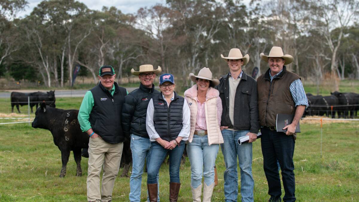 John Setree, Nutrien Studstock, Dubbo, Jeremy and Carmen Cooper, Circle 8 Angus, Marulan, with Queensland buyers Sonia, Darby and Laird Morgan, Condamine, QLD. 