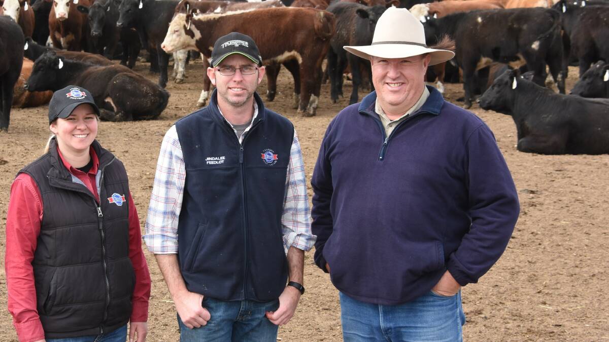 Jasmine Green, Teys Australia, with Jindalee Feedlot manager Shane Bullock and Beef Spectacular Feedback Trial analyst Jeff House. 