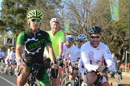 Robbie McEwen, with Wellington rider Richard Ivey and David Arnold, Dubbo,  before the start of the Orana region tours.