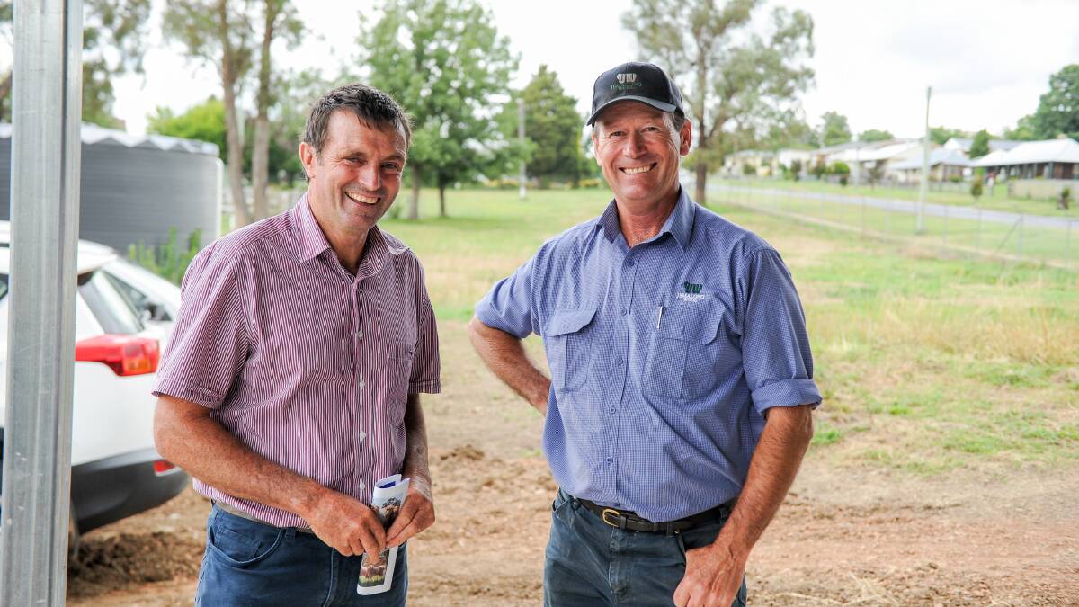 Michael Sweeney of Walcha chats with Dave Hallam from Jemalong Wool in Tamworth. 