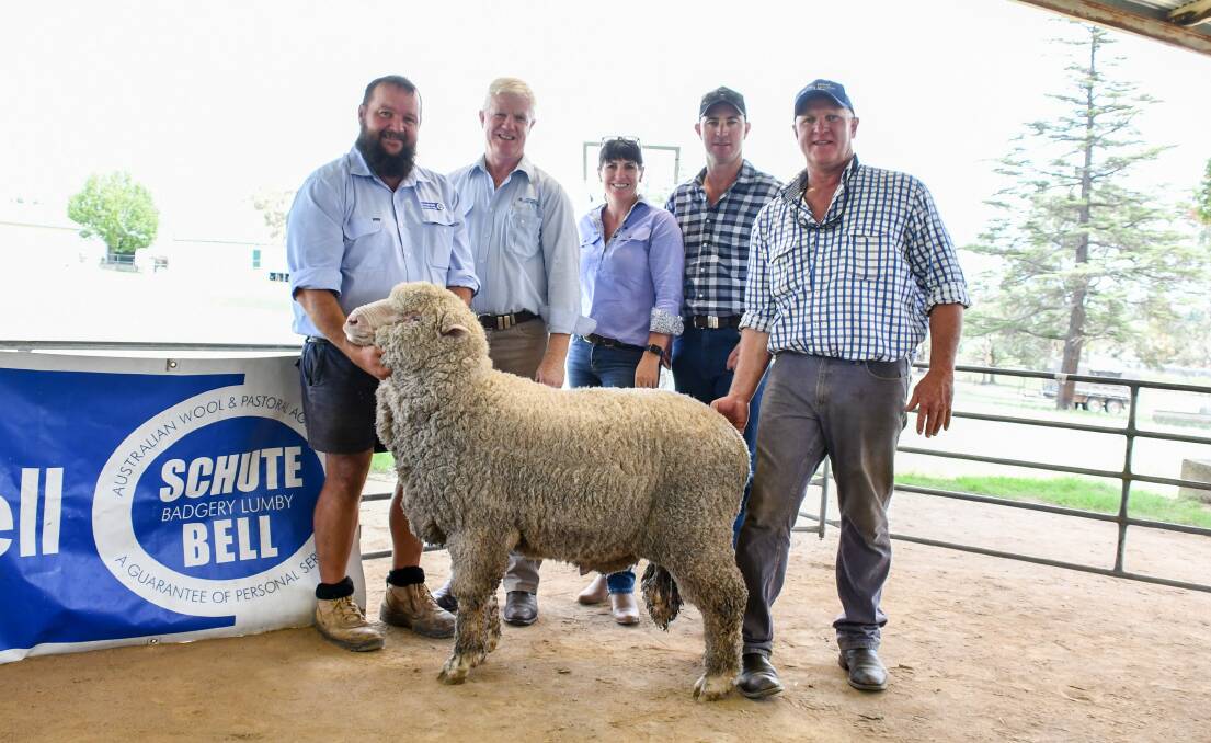 The $1700 top price ram with Schute Bell Badgery Lumby Guyra branch manager Todd Clark, AWN's John Croake, buyers Tammy and Lachlan Sanderson, Balnagowan, Guyra, and Airlie Merinos stud principal Murray Power. 