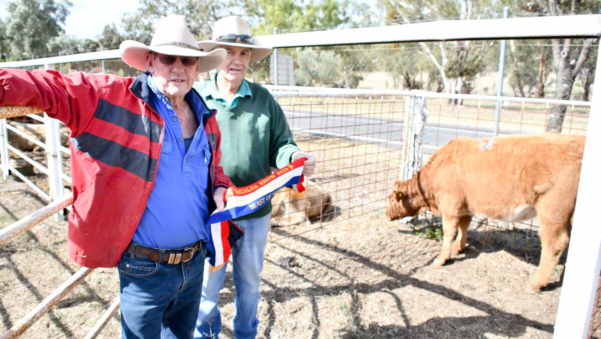 Chief stewards Geoff Smith and John McDonald with the grand champion beast of the show from Glen Miller, Glen-Wy Partnership, Warialda. 