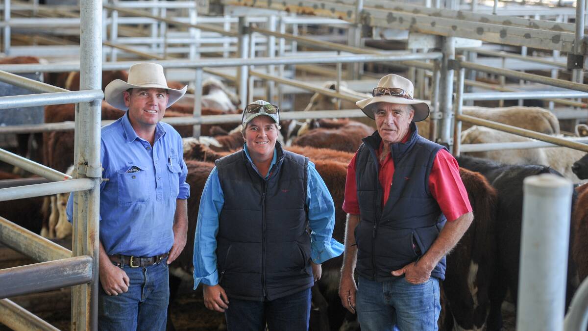 Armitage and Buckley agent Tom Piddington with Maryann and Clyde Sisson from Brentwood at Armidale who sold Hereford had a pen of 236kg Hereford steers make 590c/kg. 