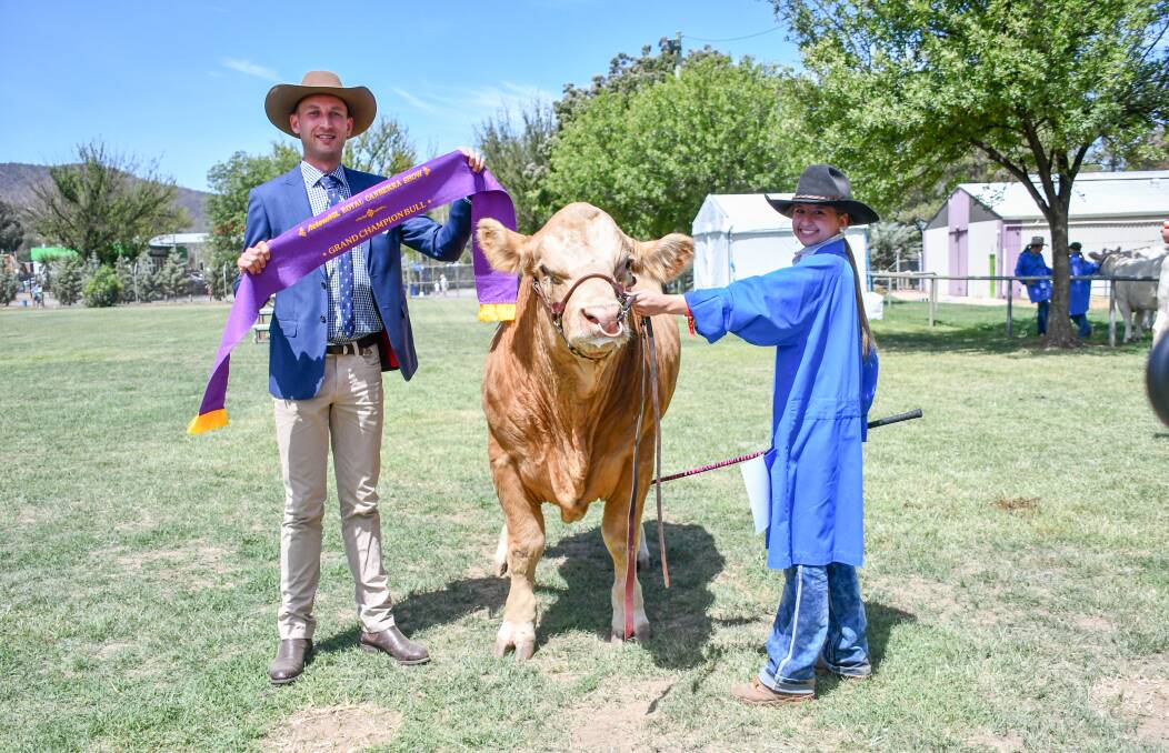 Judge Sam Hunter with grand champion bull, Myona Platinum, and handler Georgia Knijff, Wellington. 