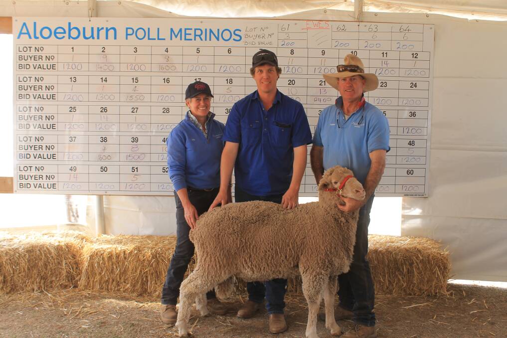 Vendor Jodie Green, with buyer David Anderson of APC Trust Narrandera and Andrew Green with the $2400 top price ram, Aloeburn 170162. 