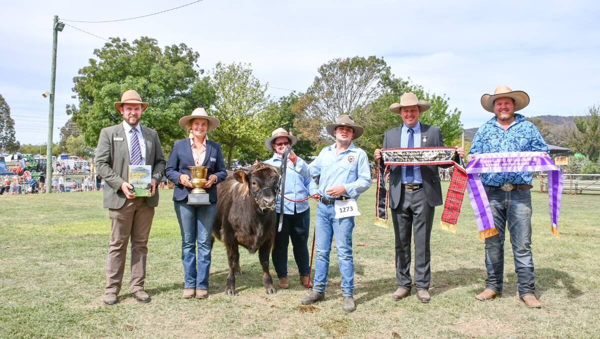 Shannon Lawlor of International Animal Health, Caitlin Rhodes, NZ, handlers Erica smith and Will Pierce, judge Tim Reid and Jono Nicholls, Harden, with the grand champion female and supreme Highland exhibit. 