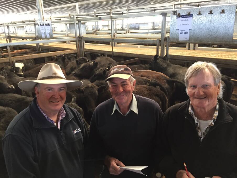Lindsay Fryer, McCarron Cullinane, Orange, with Frank Davidson, Verana, Young, and his agent Peter McDonald, Young, at CTLX, Carcoar, store cattle sale last Friday. Mr Davidson sold 140 steers and heifers with the tops hitting 320 kilograms.